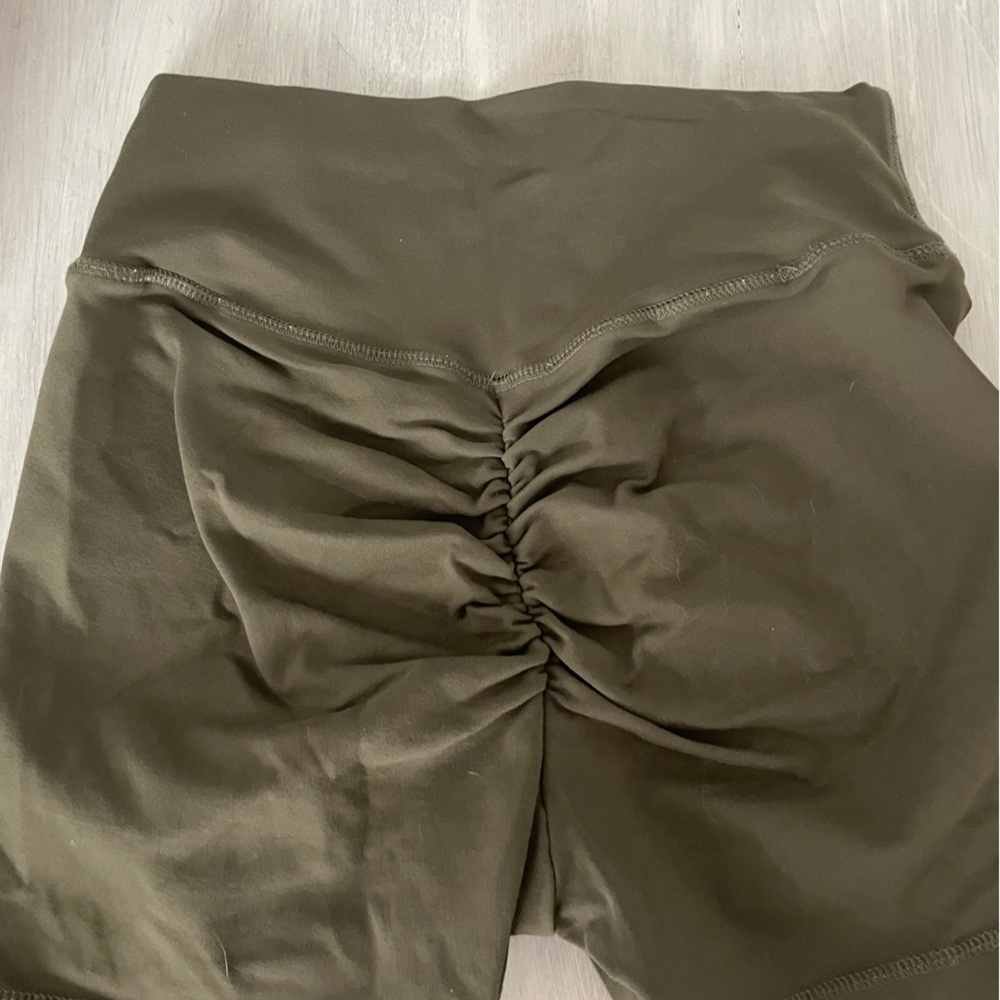 D Tina Booty Scrunch workout shorts
